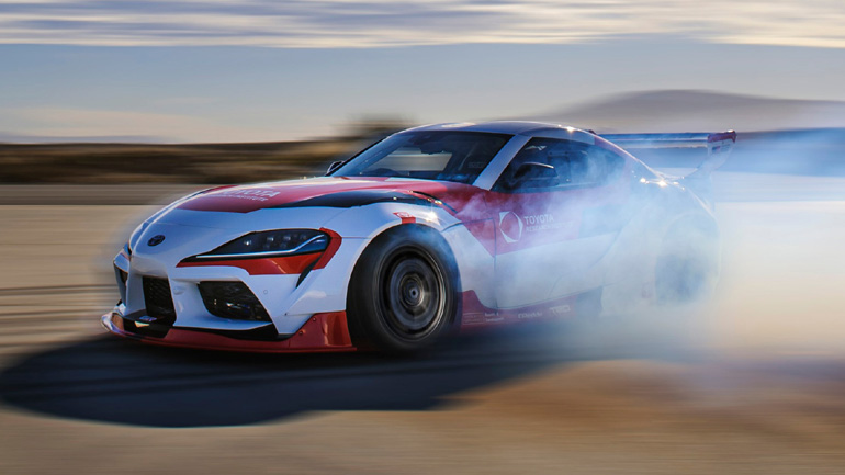 Αυτοκίνητο ντριφτάρει χωρίς οδηγό!